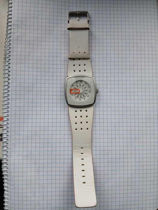 Електронные часы Next