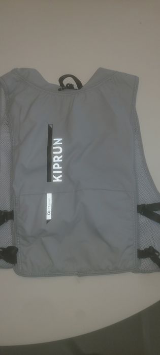 Vendo mochila de hidratação cinza Kiprun de 8L.
