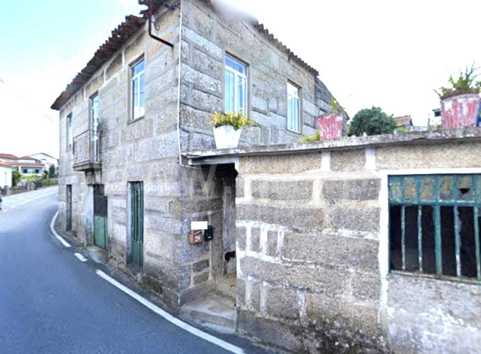 Terreno com uma moradia uma casa de apoio e um armazém.