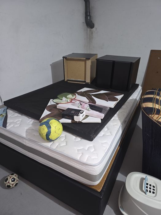 Cama de casal com mesinhas ,colchões  etc