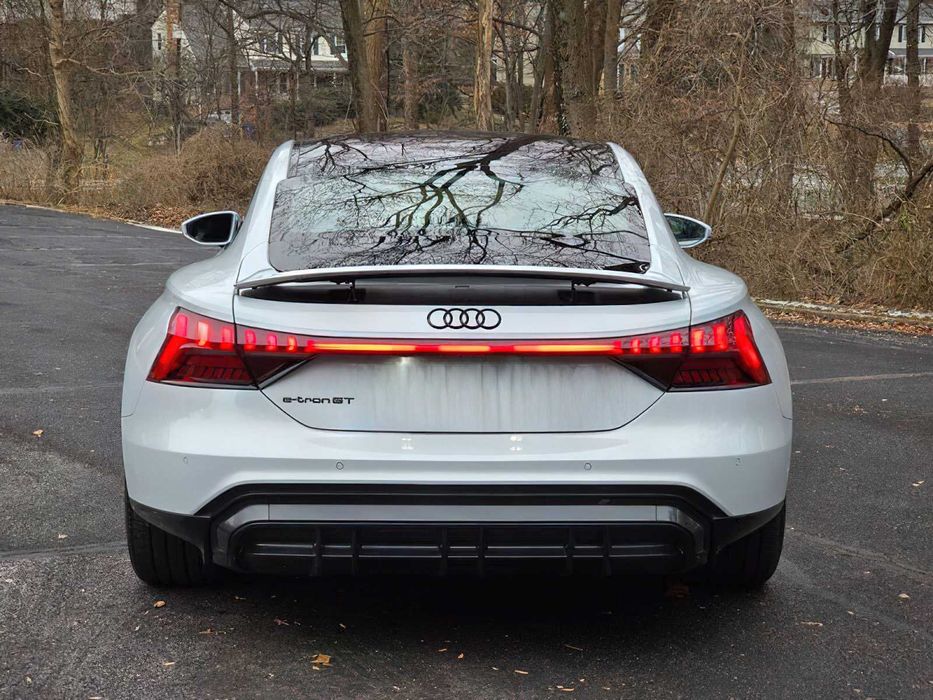 Audi e-tron      2023