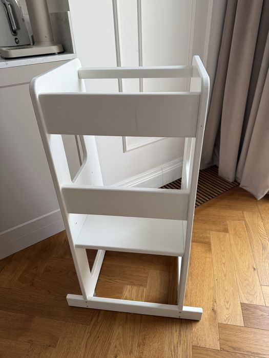 Biały drewniany pomocnik kuchenny