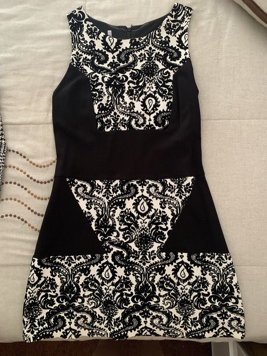 Vestido Preto e barnco