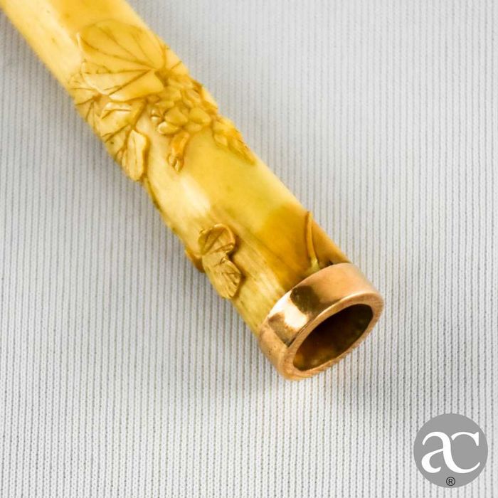 Antiga Boquilha em matéria nobre em relevo e ouro