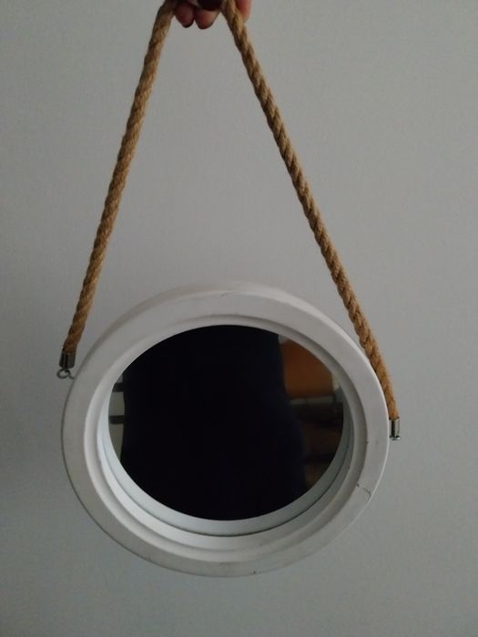 Lusterko na sznurku.