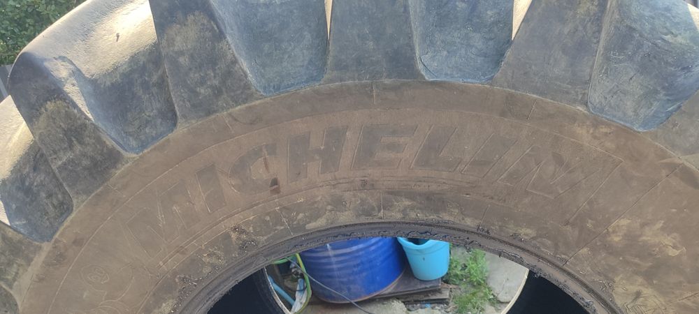Opona 800/65R32 Michelin