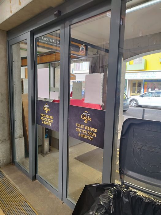 Manutenção, instalação e reparação de portas, portões e barreiras viár