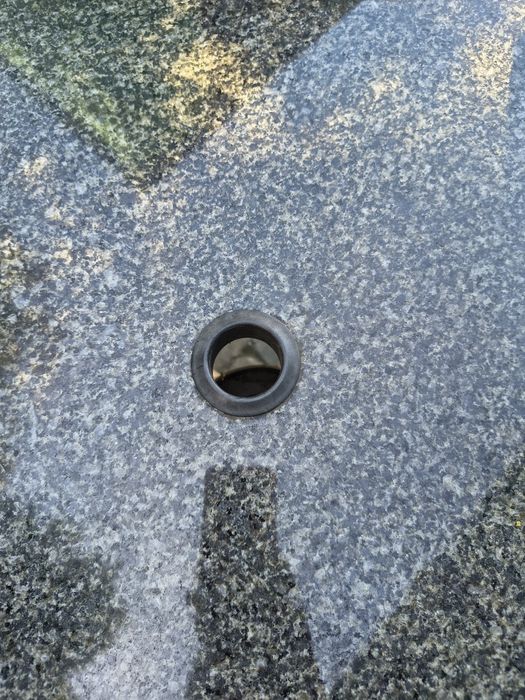 Stolik granitowy otwór na parasol