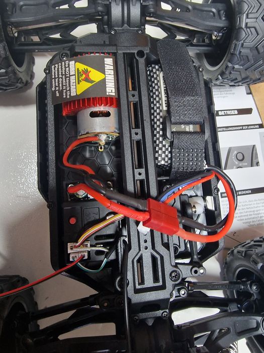 carro de controle remoto da marca DEERC, modelo 9003E.