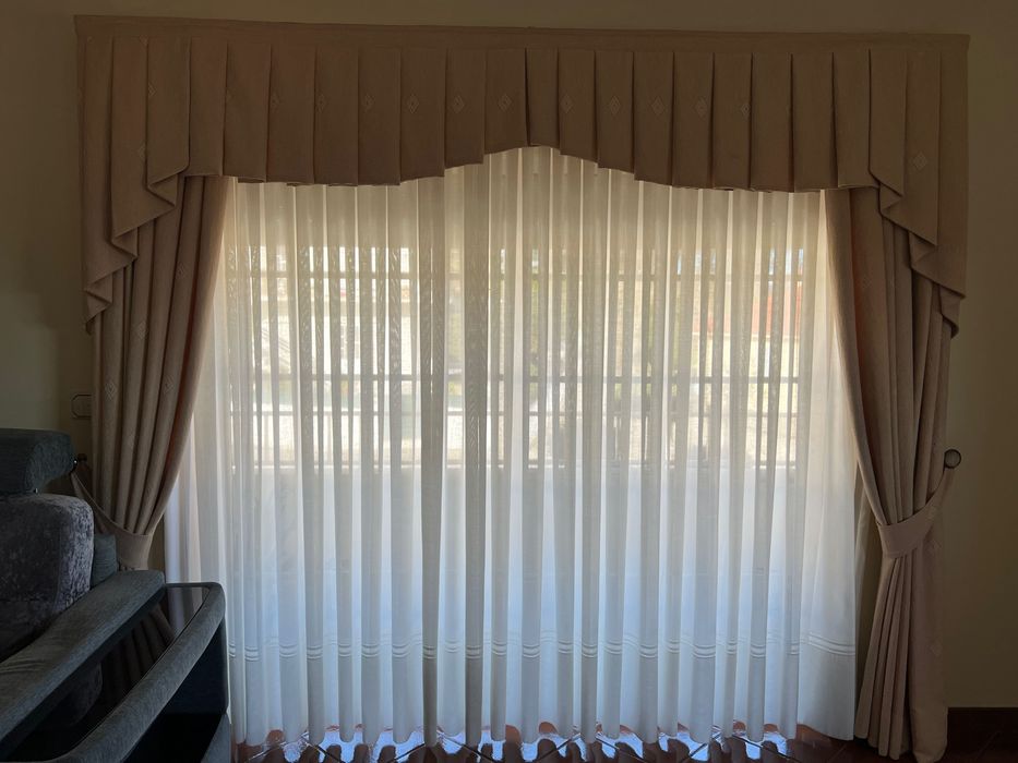 Cortinado com reposteiro tudo incluído