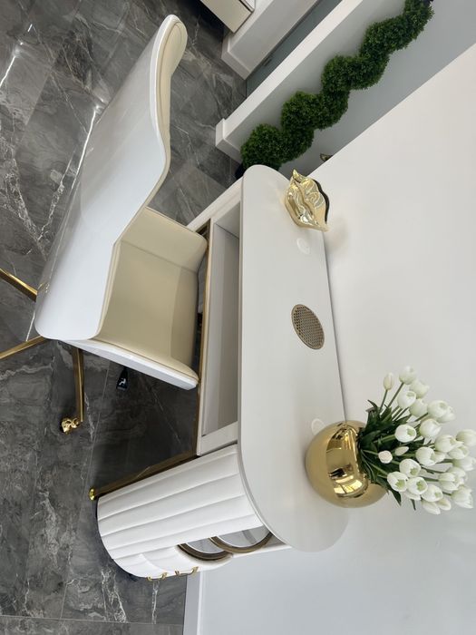 Białe złote biurko kosmetyczne do paznokci glamour ryflowane