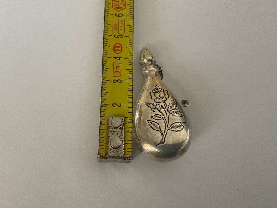 Pequena garrafa de perfume antiga em prata contrastada