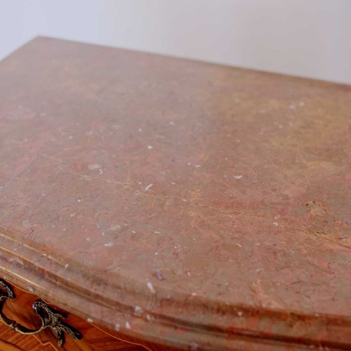 Cómoda Luís XV com 5 gavetas e tampo em mármore