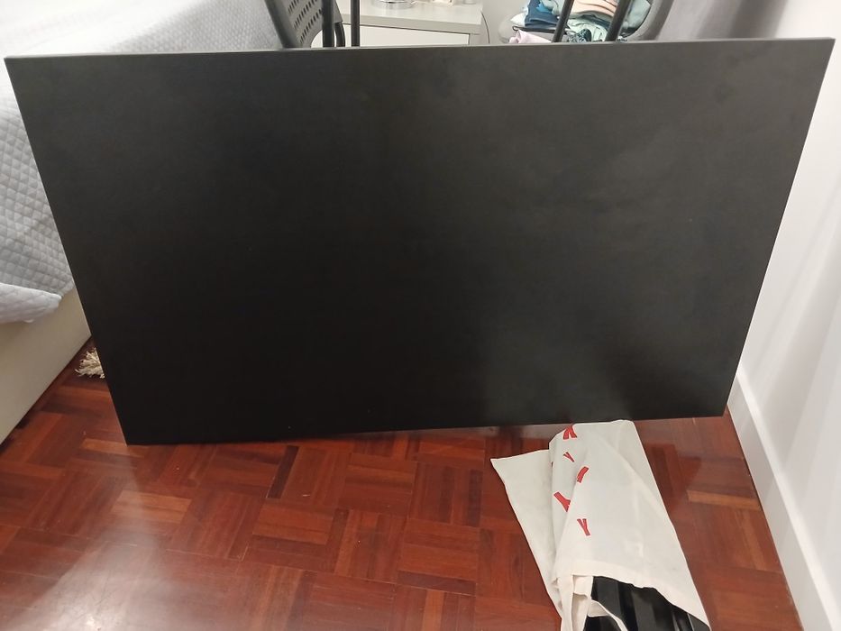 Mesa preta desmontavel em madeira ,que dá para montar facilmentee