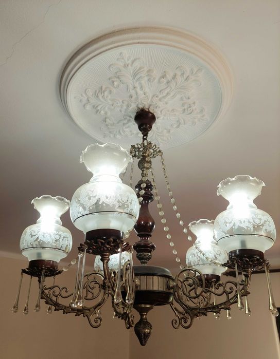 Recheio de casa, Iuminação, Mobiliario em madeira talhada, estantes