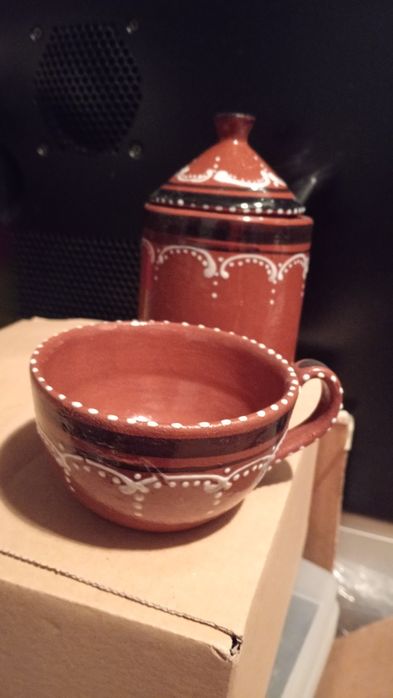 Chávenas e açucareiros em cerâmica