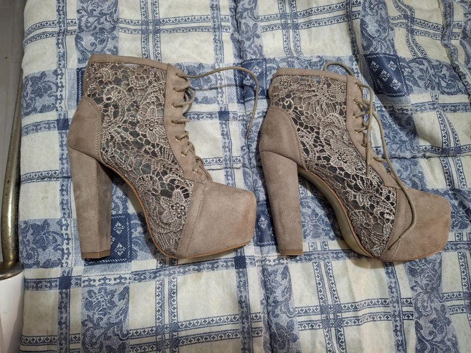 Vendo botas da mulher