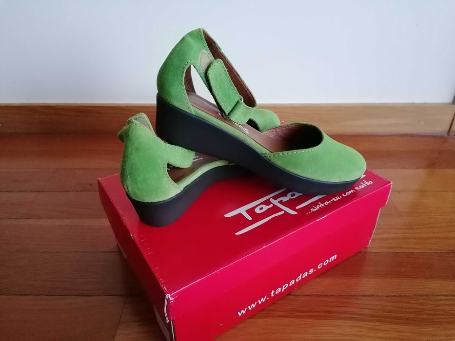 Sandálias fechadas, T39, em pele