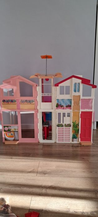 Domek lalki Barbie z basenem, garderobą i lalkami