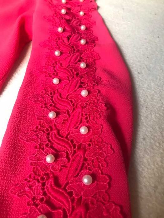 Blusa cor de rosa com bolinhas