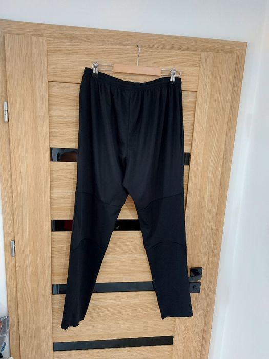 Czarne spodnie sportowe Nike roz L