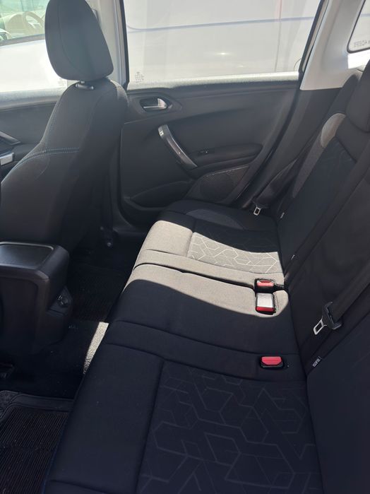 Peugeot.    2008