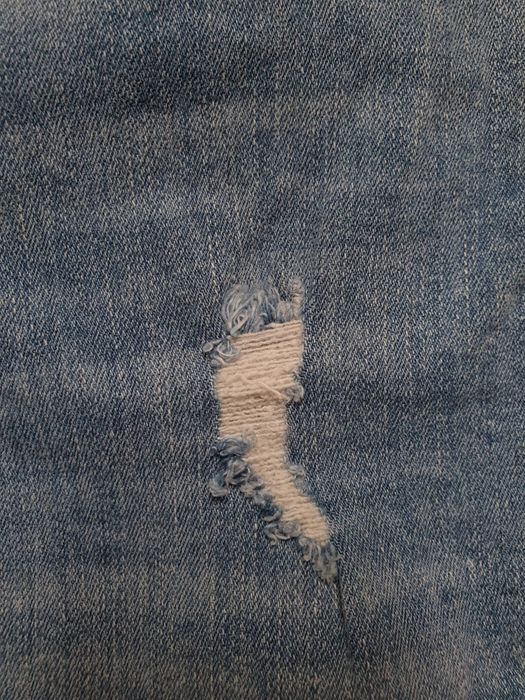 Jeansy skinny fit z przetarciami i lampasem