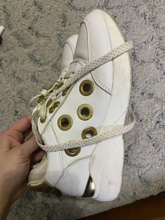 Sapatilhas brancas e douradas
