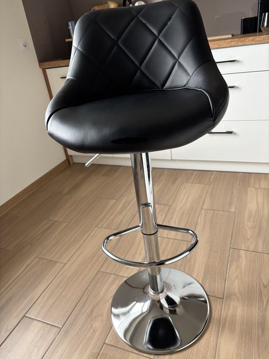 2 czarne hokery skorzane jak nowe pikowane oparcie