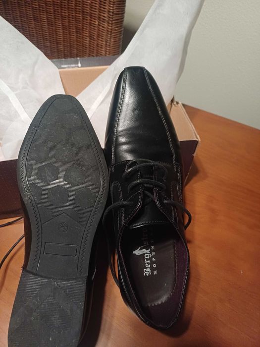 Sapatos em pele preto de homen