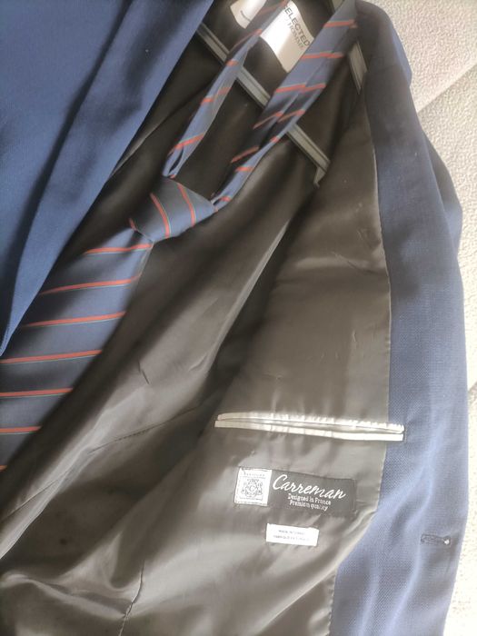 Fato azul usado apenas uma vez