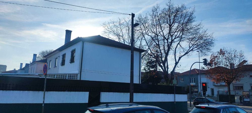 Moradia T6 com Jardim e Garagem na Av. Fernão Magalhães – Porto