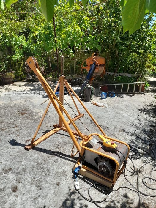 Guincho elétrico giratório de obra – 300 kg