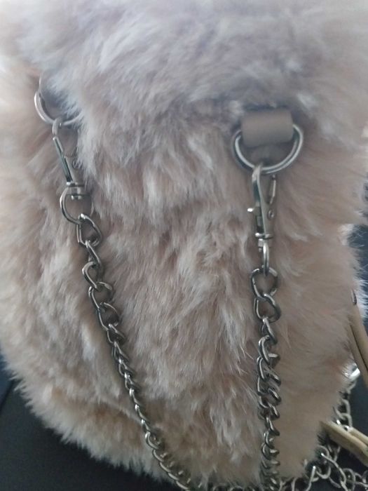 Carteira / mala / bolsa tiracolo em pêlo comprido beje alça comprida