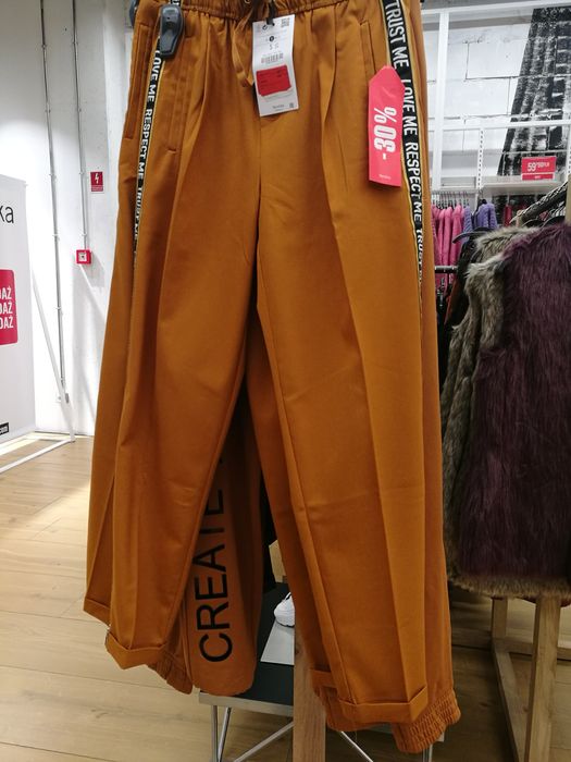 Eleganckie spodnie pomarańczowe z kantem