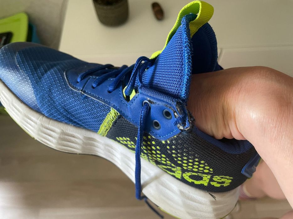 Фирменные кроссовки Adidas