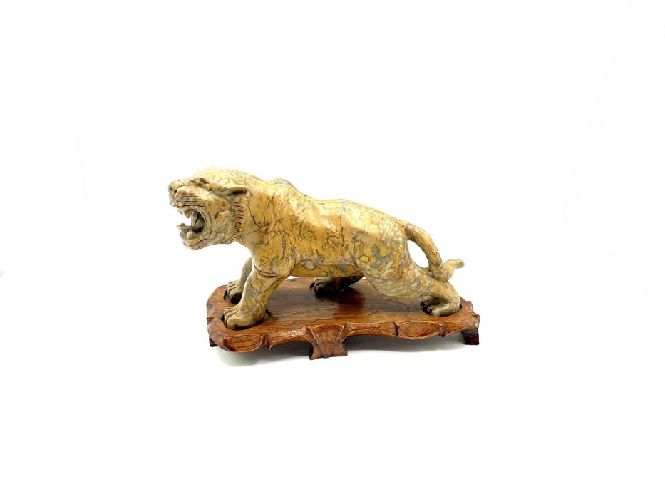 Tigre oriental em pedra jaspe brecha amarelo