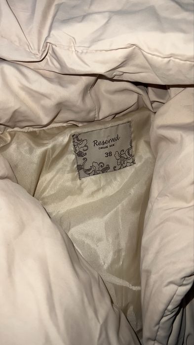 Zimowy płaszcz pokowany damski kurtka dluga 36 S reserved beżowa