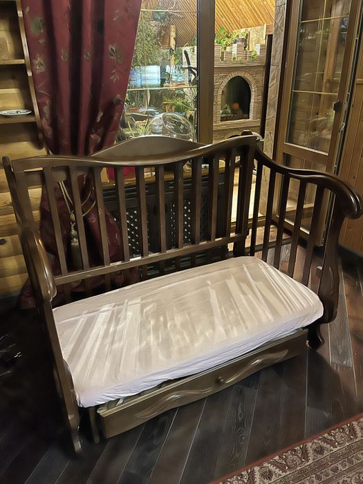 Маятникове дитяче ліжечко