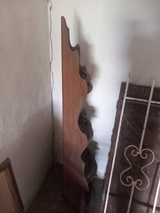 Cantoneira de madeira, antiga, com varios niveis, desenhada para os cantos da casa, muita arrumação