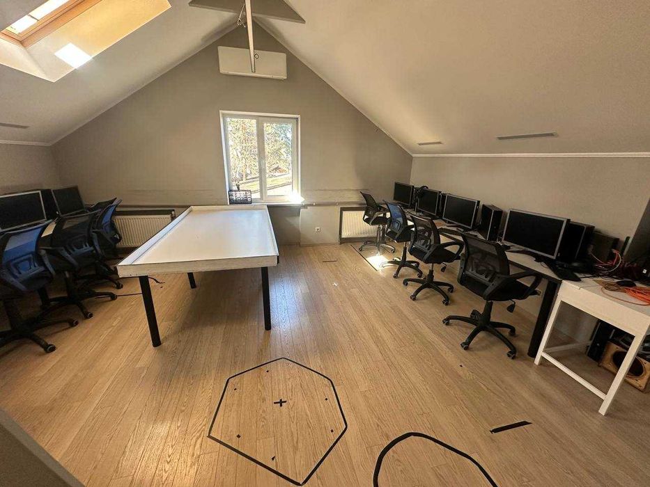 Будинок з басейном 1160 м2, 33 сотки в Ірпені