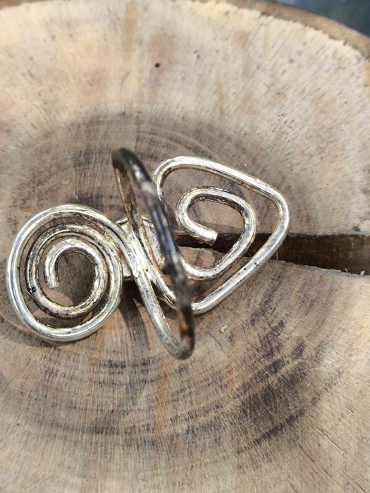 Srebrny artstyczny pierścionek z zielonym oczkiem . Vintage