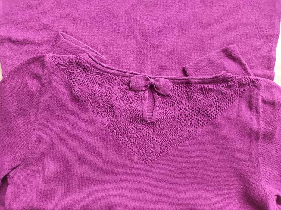 Fuksjowy dłuższy sweter z ozdobnym dekoltem/Promod/S