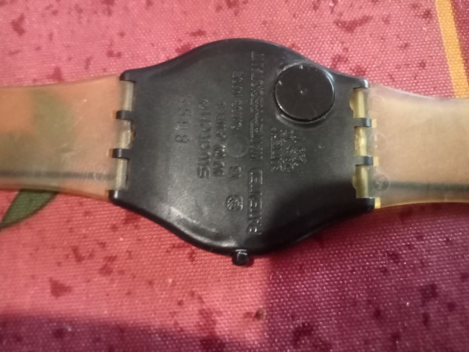 Dois relógios da marca Swatch, usados mas em perfeito estado.