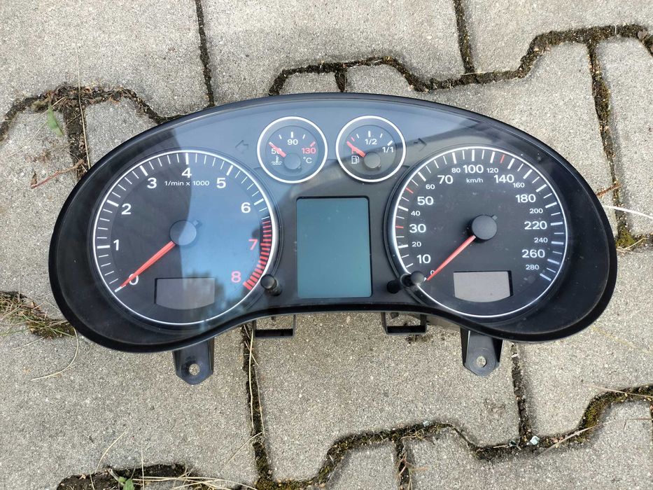 AUDI A3 8P Licznik Zegary euro - 931 B