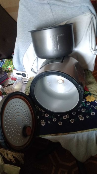 Мультиварка Redmond RMC-M4525  с чашей (под ремонт или запчасти)