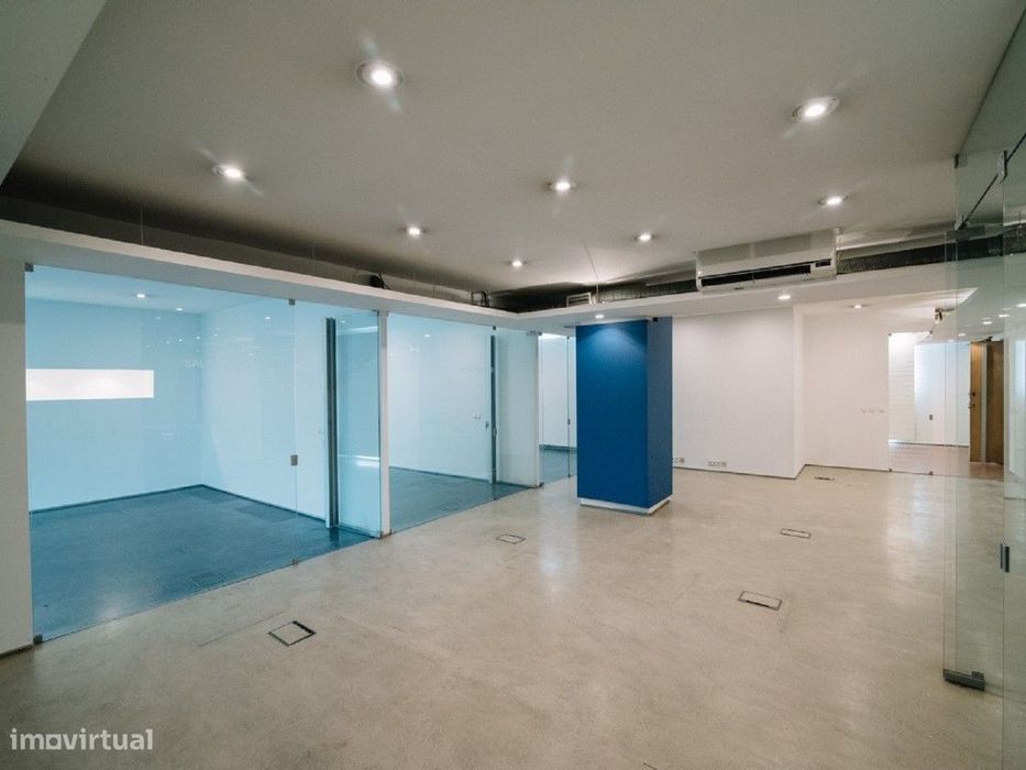 Espaço Comercial à venda / Armazém junto ao Marquês de Pombal com E...