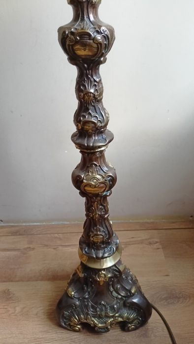 Stara lampa podłogowa z mosiądzu.