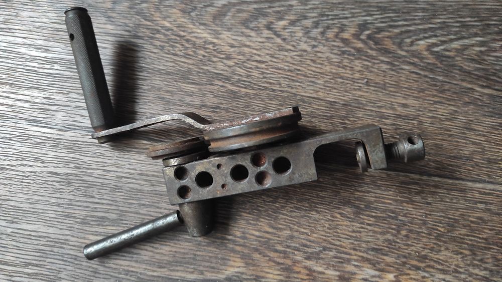 Машинка для выравнивания крышек