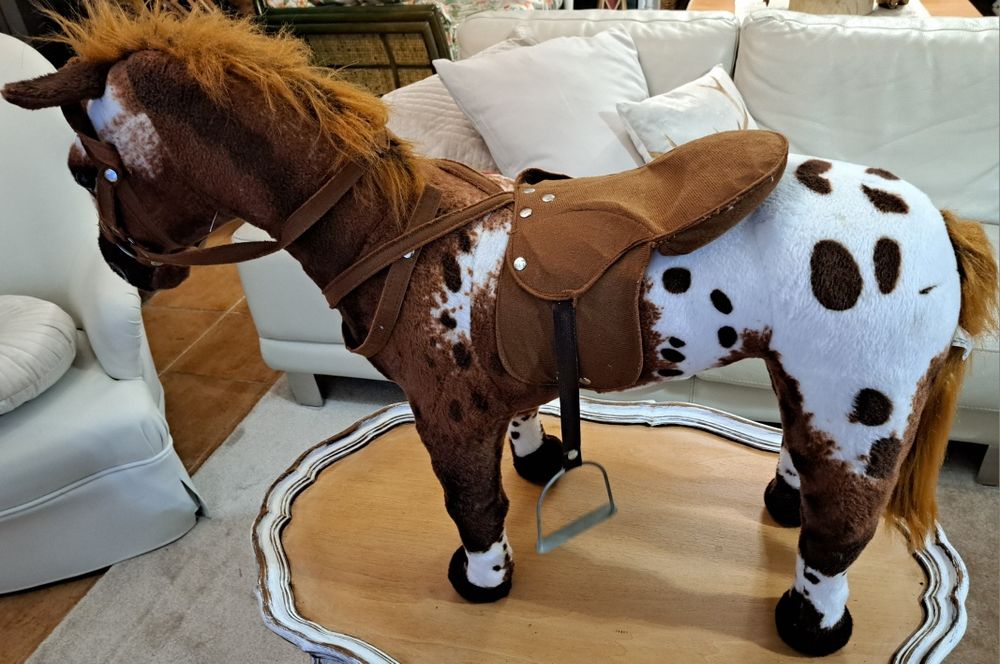 Cavalo que relincha de brincar em bom estado